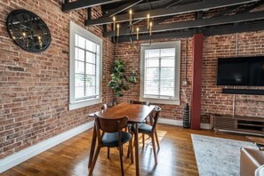 Dining - Local Charm Meets Modern Luxury in the North Texas Hill Country - 1.5hrs to DFW! (Muenster)