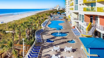 Een binnenzwembad, een verwarmd zwembad