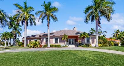 Exquisite home near Marco Island Beach with saltwater pool, patio & dogs