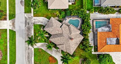 Exquisite home near Marco Island Beach with saltwater pool, patio & dogs