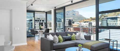 Exklusiv lägenhet | Vardagsrum | 50-tums platt-tv med kabelkanaler, tv och streamingtjänster