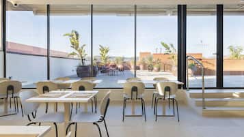 Desayuno buffet diario (EUR 12 por persona)
