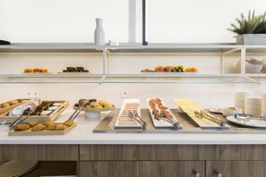 Petit déjeuner buffet servi tous les jours en supplément