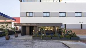 A modern hotel with a flat roof, large windows, and a sign reading "HOTEL TERRASSA CONFORT". - Hotel Terrassa Confort (Terrassa)