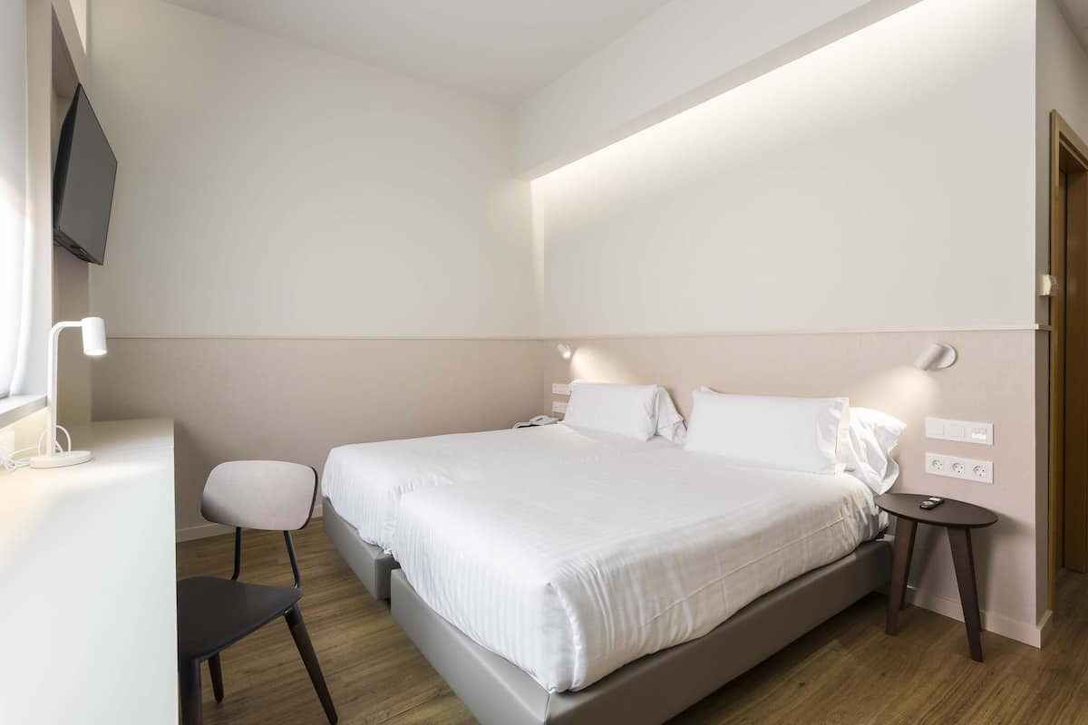 Comfort Double Room, 2 Twin Beds | 1 bedroom, minibar, in-room safe, desk