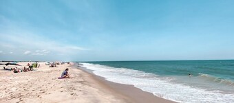 Boho Beach Cottage- Quiet, Deck, Private parking, Bikes- 1 mi to Beach & Boards!