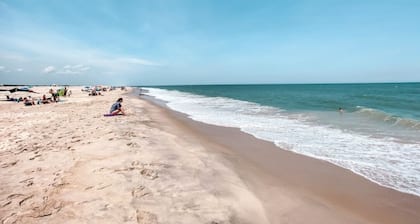 Boho Beach Cottage- Quiet, Deck, Private parking, Bikes- 1 mi to Beach & Boards!