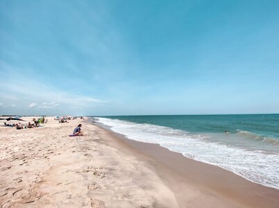 Boho Beach Cottage- Quiet, Deck, Private parking, Bikes- 1 mi to Beach & Boards!