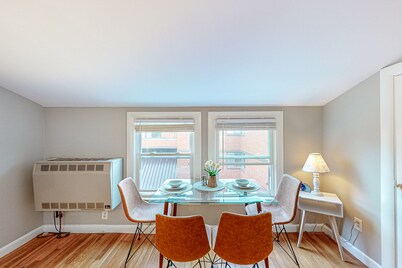 Inviting apartment with full kitchen, porch, convenient location, & fast WiFi
