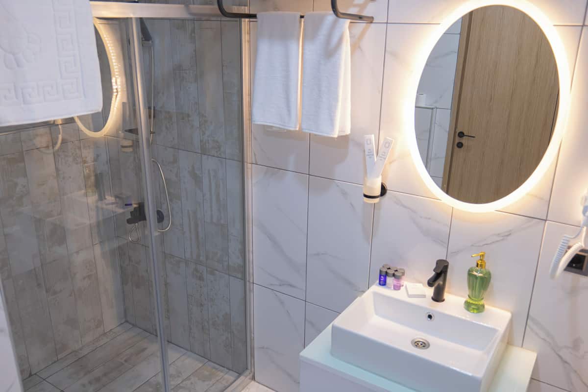 Chambre Standard, 1 grand lit | Salle de bain | Douche, articles de toilette de luxe, sèche-cheveux, chaussons