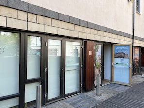 Property entrance - JOIVY Affordable 3,4,5 and 12 bed private flats next to Royal Mile - Adults only (Edinburgh)