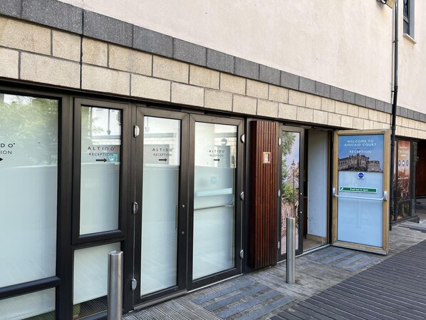 Property entrance - JOIVY Affordable 3,4,5 and 12 bed private flats next to Royal Mile - Adults only (Edinburgh)