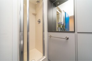 Shower, hair dryer, towels, soap - JOIVY Affordable 3,4,5 and 12 bed private flats next to Royal Mile - Adults only (Edinburgh)