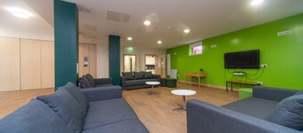 JOIVY Affordable 3,4,5 and 12 bed private flats next to Royal Mile - Adults only