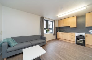 Desk, free WiFi, bed sheets - JOIVY Affordable 3,4,5 and 12 bed private flats next to Royal Mile - Adults only (Edinburgh)
