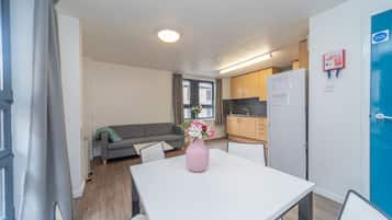 5 bedrooms, desk, free WiFi, bed sheets