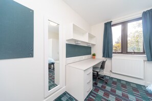 Desk, free WiFi, bed sheets - JOIVY Affordable 3,4,5 and 12 bed private flats next to Royal Mile - Adults only (Edinburgh)