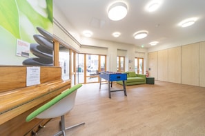 Desk, free WiFi, bed sheets - JOIVY Affordable 3,4,5 and 12 bed private flats next to Royal Mile - Adults only (Edinburgh)