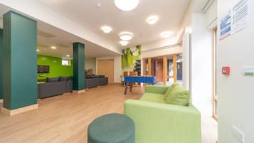 5 bedrooms, desk, free WiFi, bed sheets