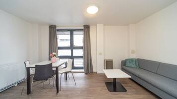 Comfort Apartment | Desk, free WiFi, bed sheets