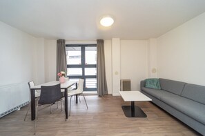 Comfort Apartment | Desk, free WiFi, bed sheets - JOIVY Affordable 3,4,5 and 12 bed private flats next to Royal Mile - Adults only (Edinburgh)