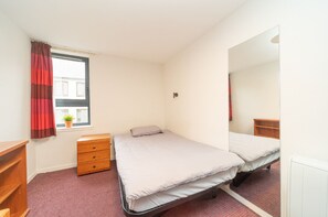 Desk, free WiFi, bed sheets - JOIVY Affordable 3,4,5 and 12 bed private flats next to Royal Mile - Adults only (Edinburgh)