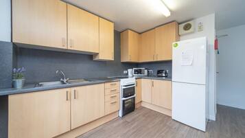 5 bedrooms, desk, free WiFi, bed sheets