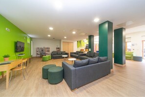 Escritorio, wifi gratis, ropa de cama