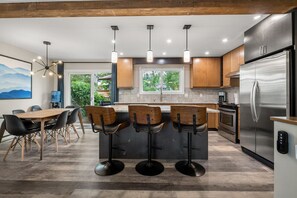 Geladeira, micro-ondas, fogão, cooktop