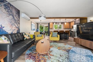 Smart TV, chimenea, libros, estéreo