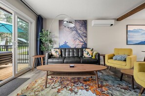 Smart TV, chimenea, libros, estéreo