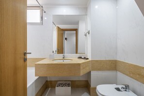 Baignoire, sèche-cheveux, serviettes fournies