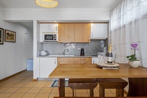 Geladeira, micro-ondas, cafeteira/chaleira, chaleira elétrica