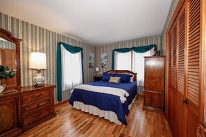 4 bedrooms, desk, iron/ironing board, free WiFi