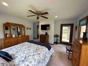 4 bedrooms, desk, iron/ironing board, free WiFi