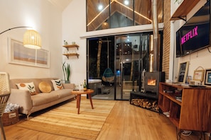 Una sala de estar moderna con un sofá, una mesa de centro y una chimenea.