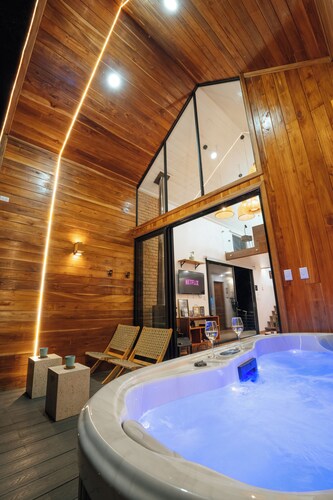 Tiny House in the Cloud Forest, Hot Tub & Fireplace