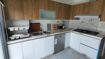 Deluxe Apartment, 3 Bedrooms | Dapur peribadi | Peti sejuk, ketuhar gelombang mikro, pembakar roti