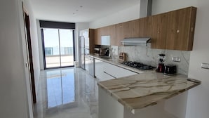 Apartamento de lujo | Cocina privada | Frigorífico, microondas, tostadora y minihorno