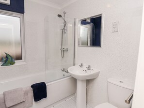 A bathroom with a bathtub, a sink, and a toilet. - Handale Banks Farm Lodge (Saltburn-by-the-Sea)