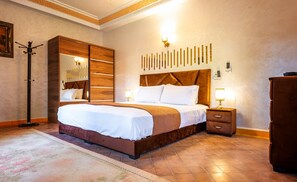 8 chambres, bureau, fer et planche à repasser, lit parapluie