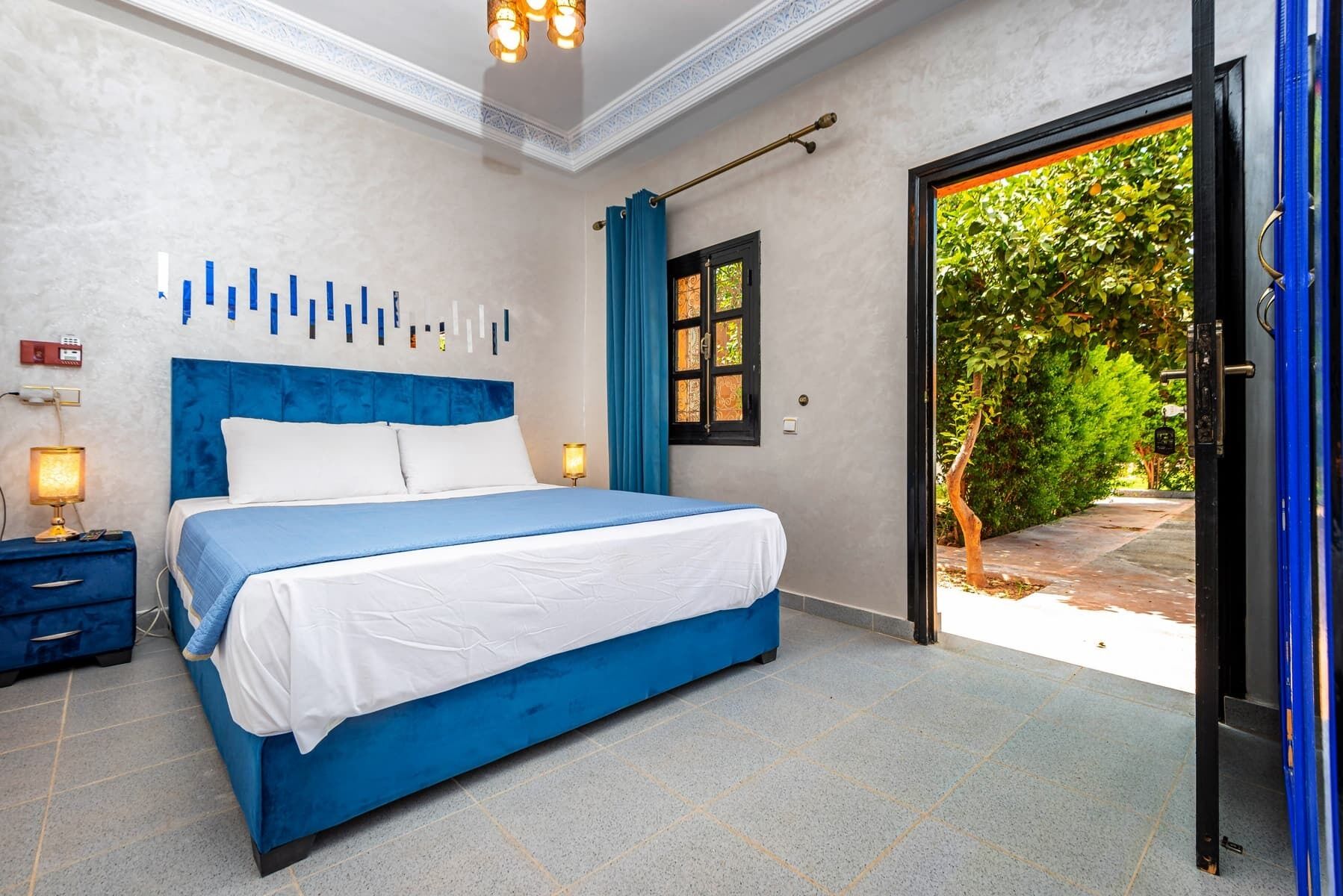 8 chambres, bureau, fer et planche à repasser, lit parapluie