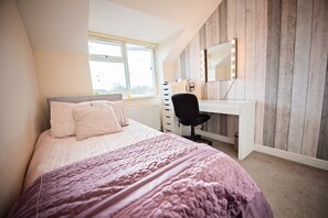 7 bedrooms, WiFi, bed sheets - Family & Friends get together. Pet friendly Hot Tub Lovely walks Pizza Oven BBQ (Quedgeley)