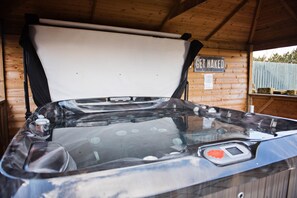 Outdoor spa tub - Family & Friends get together. Pet friendly Hot Tub Lovely walks Pizza Oven BBQ (Quedgeley)
