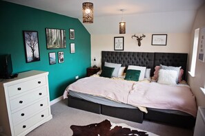 7 bedrooms, WiFi, bed sheets