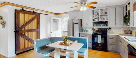 Refrigerador, microondas, horno, placa de cocina