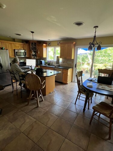 Great 4 Bedroom Lakehouse Property