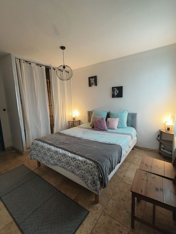 2 makuuhuonetta, silitysrauta/-lauta, Wi-Fi, vuodevaatteet