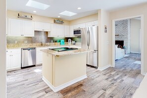 ثلاجة، ميكروويف، فرن، موقد طهي مسطح