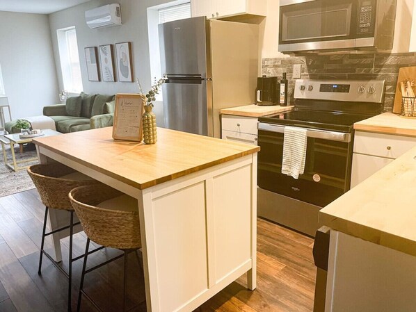 Fridge, microwave, oven, stovetop - *Contemporary 1 BR by Xavier & Downtown w/ parking (Cincinnati)